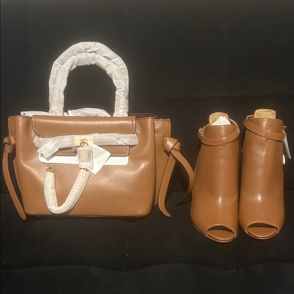 Elegant Tan Leather Handbag - Picture 1 of 1